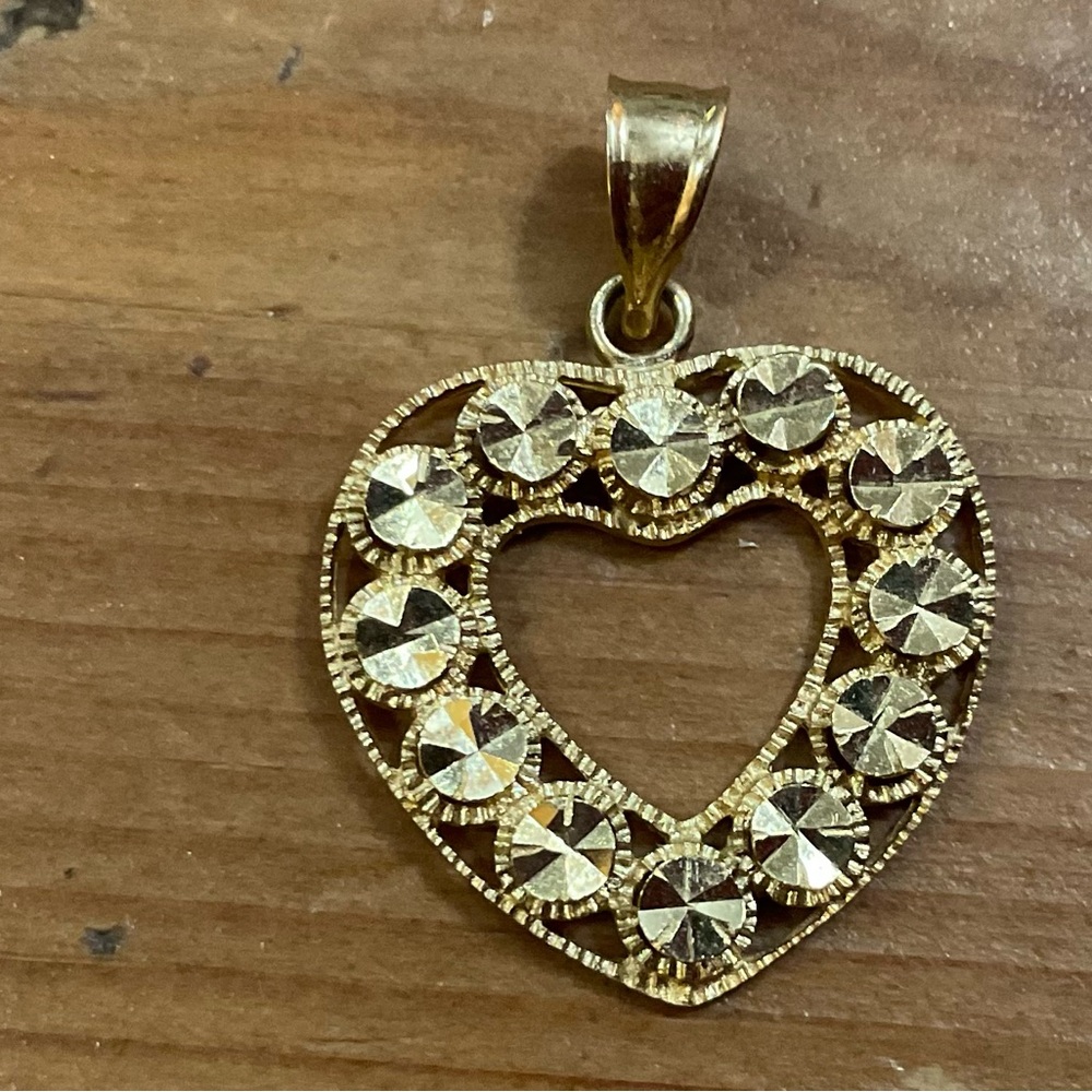 Beverly Hills Gold : 14k yellows gold diamond cut vintage heart pendant/charm.